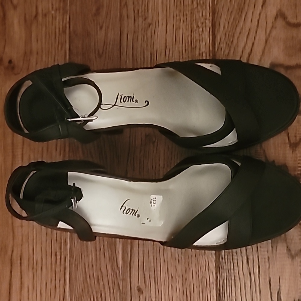 Like New Fioni Size 6 Black Dress Shoes